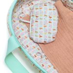 DJECO Játékbaba Mini, 20 cm - Sasha mózeskosárral