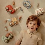 Little Dutch Darus autó figurával - Yellow Essentials